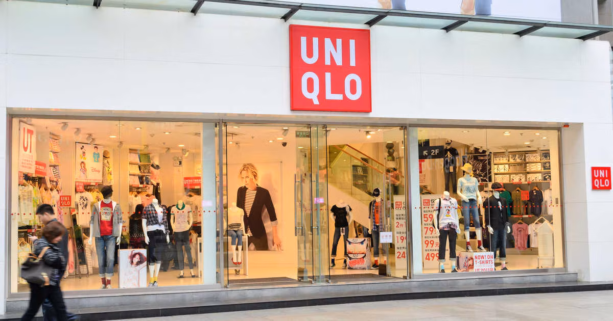 Vì thế, Uniqlo tạo ra một ảo giác rằng khách hàng có nhiều lựa chọn. Tất cả quần áo của hãng được sản xuất với nhiều màu khác nhau. Ngoài ra, vào mùa hè họ sẽ bán đồ mùa đông, và ngược lại mùa đông lại bán đồ hè nhằm thu hút khách hàng có sở thích mua đồ chuẩn bị cho mùa mới.