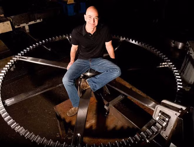 Tỷ phú Jeff Bezos từng chi một số tiền khổng lồ để xây dựng tháp đồng hồ cao 61 mét trên đỉnh ngọn núi gần nhà với cả một bệ phóng tên lửa của riêng mình và đặt tên nó là “Đồng hồ 10.000 năm.