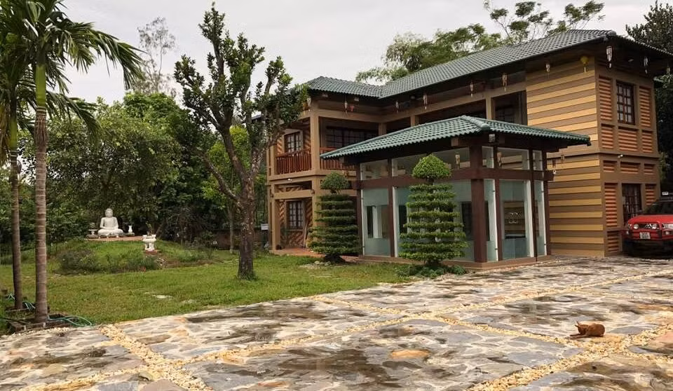 Sau khi kết hôn, Chế Phong chuyển ra Hà Nội sống cùng Thanh Thanh Hiền. Ngoài căn nhà ở phố Đào Tấn, vợ chồng Thanh Thanh Hiền còn có một ngôi nhà vườn ở Sóc Sơn Hà Nội. Ảnh: Người đưa tin.