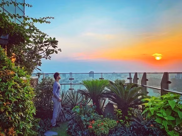 Nathan Lee cũng tự tay chăm sóc cho khu vườn rộng 100m2 trong căn villa trên không toạ lạc ngay con đường Đồng Khởi đắt đỏ bậc nhất Sài Thành.