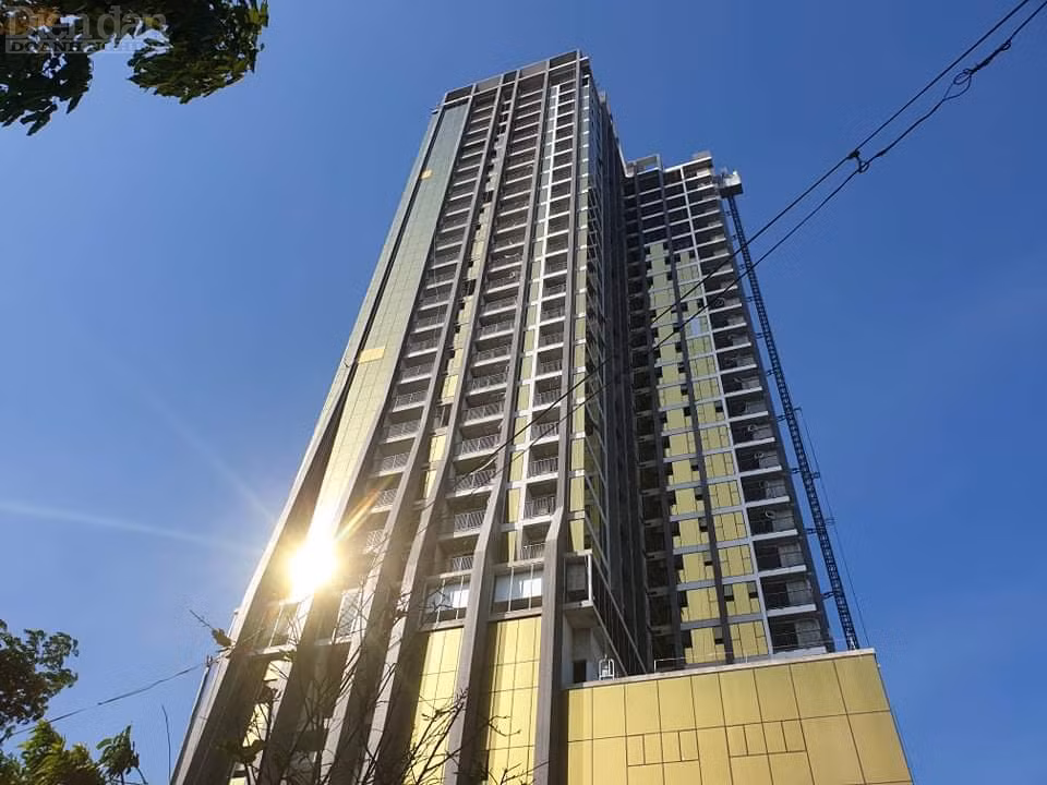 Không kém cạnh với toà nhà SHB Đà Nẵng là tòa nhà Risemount Apartment Đà Nẵng trên đường Như Nguyệt cũng dùng kính phản quang màu vàng gây chói mắt. Ảnh: Diễn đàn Doanh nghiệp.