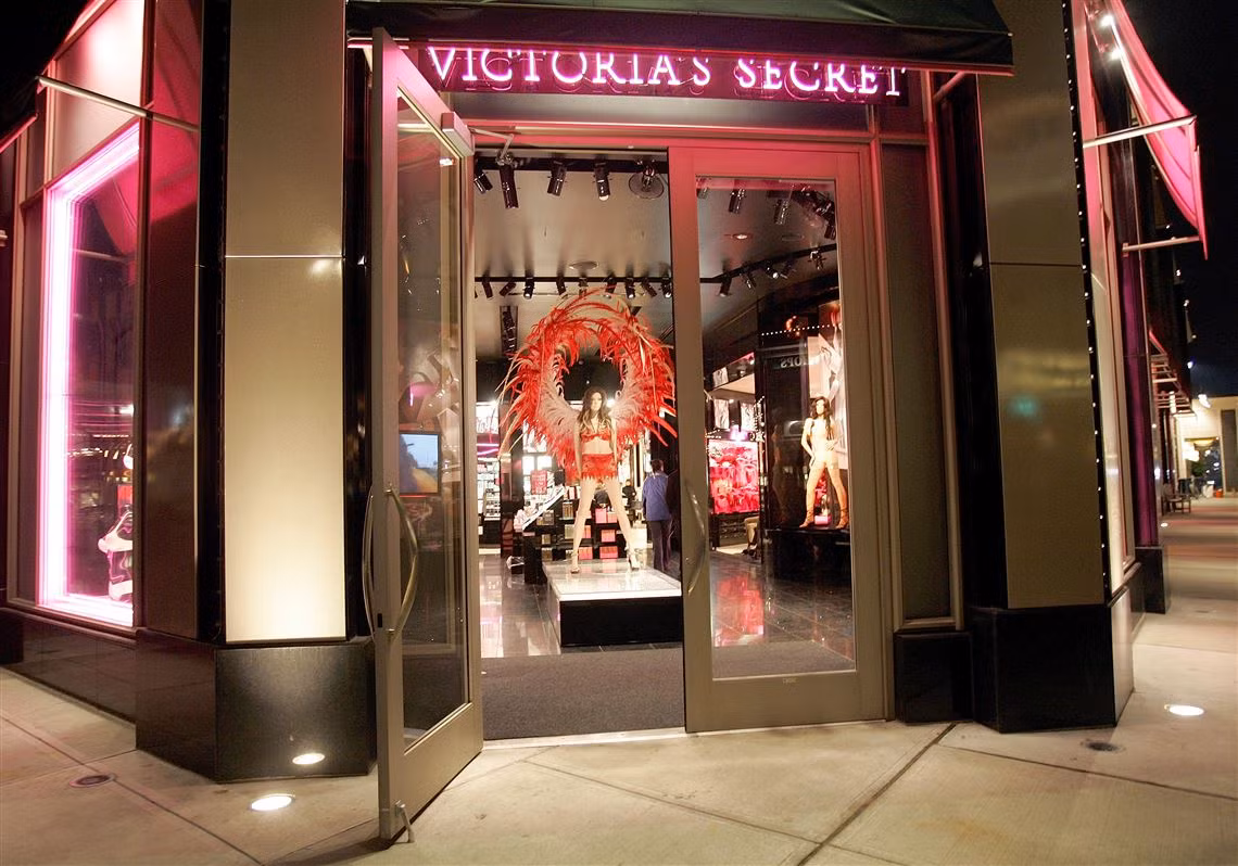 Victoria's Secret hiện có 849 cửa hàng ở khu vực Bắc Mỹ và phần lớn đều đang phải tạm ngừng hoạt động từ tháng 3 do Covid-19.