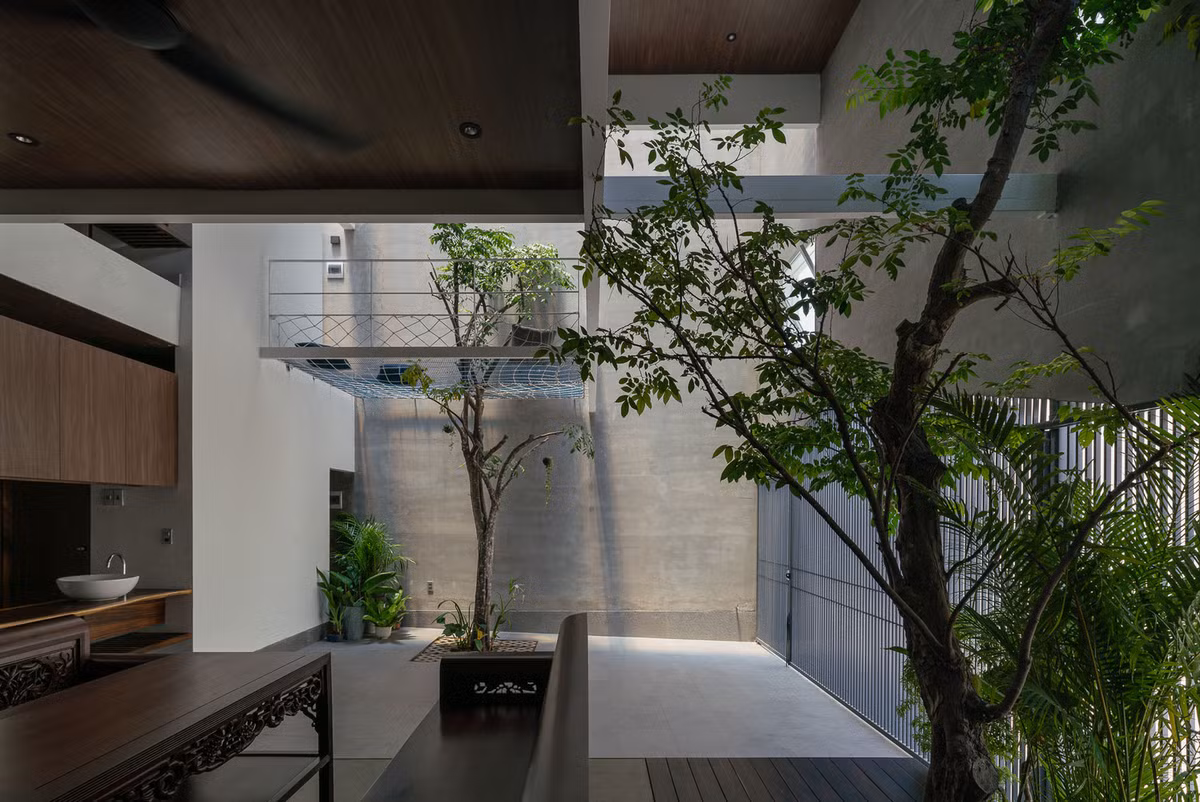 Một điểm nhấn nữa của ngôi nhà là các mảng xanh được bố trí đan xen không gian sống, kết hợp với hệ giếng trời lấy sáng.