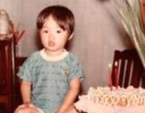 Ít ai biết, hồi nhỏ Cường Đô La sở hữu gương mặt rất đáng yêu. Anh để mái tóc bổ luống, má bầu bĩnh. Ảnh: Ngoisao.
