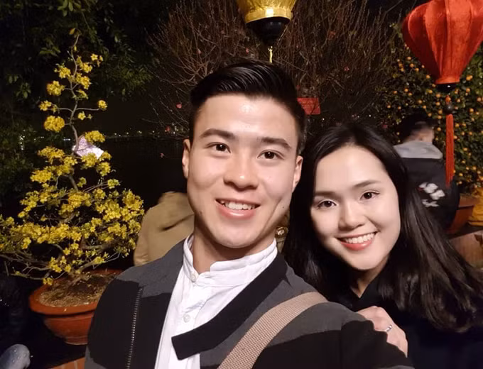 Đây không phải là lần đầu tiên trung vệ Duy Mạnh khiến các fan ngưỡng mộ với độ chịu chi. Trong 4 năm yêu nhau, chàng cầu thủ sinh năm 1996 thường xuyên tặng hàng hiệu đắt đỏ cho Quỳnh Anh.