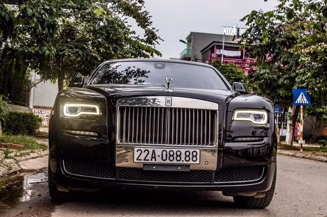 Xe sang là thú chơi "tốn kém" mà không phải đại gia nào muốn là có được. Không chỉ Sài thành, Hà Nội mà Tuyên Quang cũng là nơi tập trung khá nhiều những chiếc xe sang mang biển số "khủng". Trong đó phải kể đến dàn xe tứ quý nổi tiếng của đại gia Tuyên Quang. Ảnh: Techz.