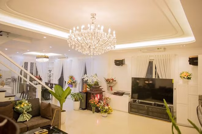 Toàn bộ nội thất đều được Quang Hà đặt mua từ nước ngoài. Ảnh: Tiền phong.