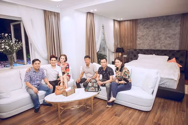 Phòng ngủ trên tầng 2 của nam ca sĩ còn bày biện cả ghế sofa và bàn để tiếp khách. Ảnh: Tiền phong.