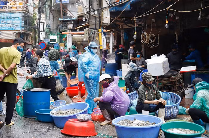 Tại khu vực bán hải sản, mạnh ai người nấy mua, không hề chú ý đến việc giữ khoảng cách để phòng, chống dịch.