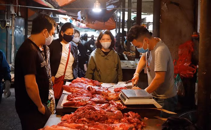 Người mua hàng tại quầy bán thịt không giữ được khoảng cách tối thiểu 2 mét.