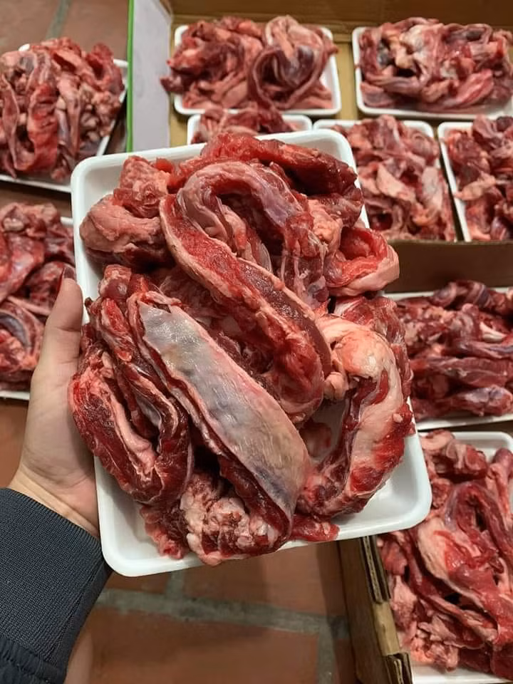 Người bán đều quảng cáo dẻ sườn tươi ngon, chất lượng được nhập từ các lò mổ bò ở nước ta.