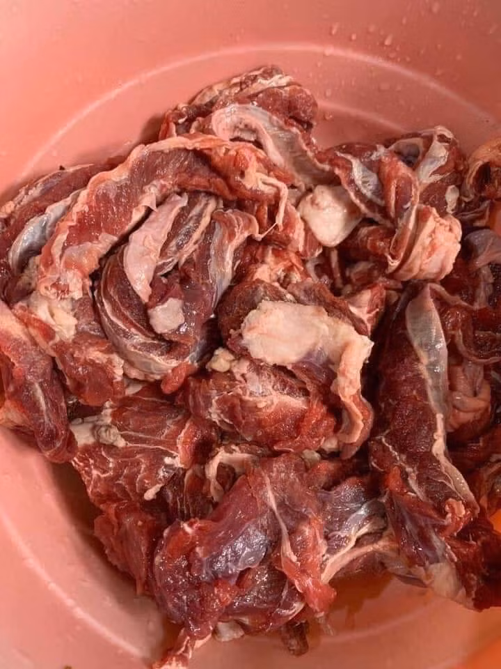 Tuy nhiên, chia sẻ trên Dân Việt, chị Huyền - một đầu mối buôn thịt bò gần chục năm ở Hà Nội, khẳng định dẻ sườn bò dưới 150.000 đồng/kg thì không thể là bò quê mổ tươi sống trong ngày.