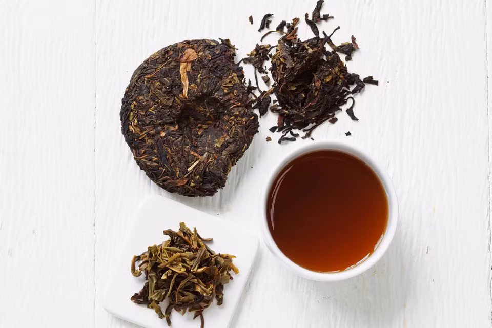 Lá trà Phổ Nhĩ được lên men hoàn toàn ở trạng thái rắn và khô, tách hết nước trong lá nhưng giữ lại các vi sinh vật để chuyển loại bỏ hết chất xấu, giữ lại chất tốt trong lá trà.