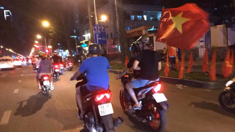 Khắp nơi rợp cờ đỏ sao vàng trong đêm bóng đá Việt Nam giành chiến thắng để đặt 1 chân vào trận chung kết.
