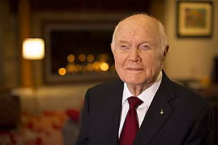John Glenn là người Mỹ đầu tiên trong lịch sử bay vào quỹ đạo trái đất năm 1962. Ông đã làm nên lịch sử cho ngành vũ trụ nước Mỹ.