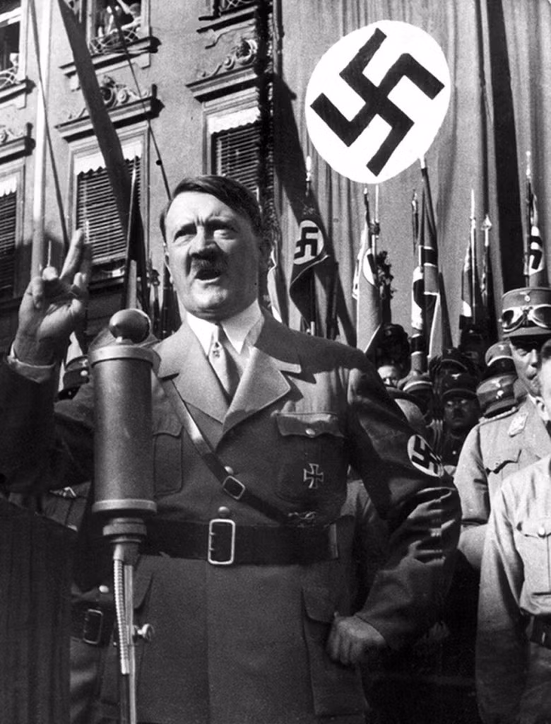 Trùm phát xít Hitler cho rằng bản thân rất có sức hút với phụ nữ, đặc biệt là vấn đề tình dục. Tuy nhiên, một sự thật đáng buồn là hai trong số những người được cho là người tình của Hitler đã tự sát.