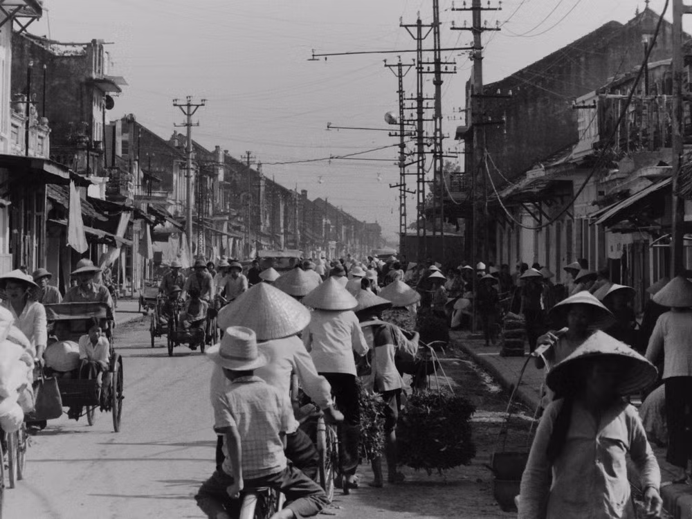 Hình ảnh nón lá Việt Nam xuất hiện phổ biến trên đường phố Hà Nội.