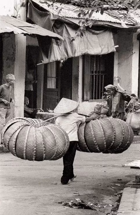 Hình ảnh giản dị, mộc mạc người bán hàng rong trên đường phố Hà Nội để kiếm kế sinh nhai.
