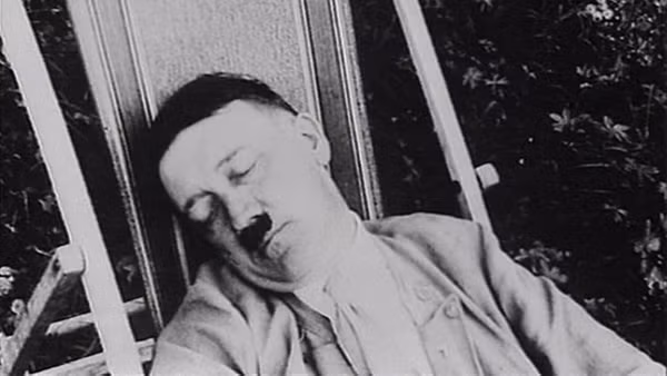 Tuy nhiên, khi quân đội phát xít Đức đang ở trong tình thế "ngàn cân treo sợi tóc" thì Hitler đang ngủ. Trùm phát xít này có thói quen khi đi ngủ cấm người khác làm phiền. Không ai dám đánh thức trùm phát xít Hitler khi y đang ngủ. Chính vì vậy, quân Đức đã đại bại ở Normandy kéo theo chuỗi thất bại kế tiếp khác ở nhiều chiến trường tại châu Âu.