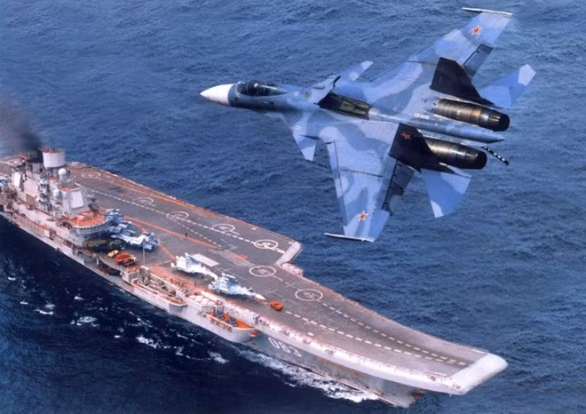 Đô đốc Kuznetsov có khả năng mang 41 tới 52 máy bay, bao gồm 14 chiến đấu cơ Su-33, 20 máy bay MiG-29K hay 4 chiếc Su-25UTG/UBP. Ngoài ra, nó có thể mang các loại trực thăng đa nhiệm.