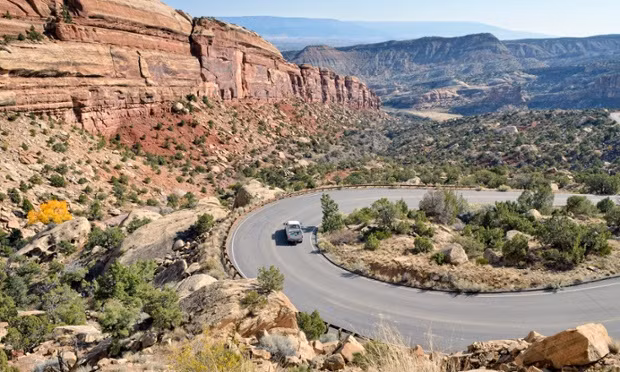 Đường Rim Rock, Colorado (Mỹ) dài 37 km, đi qua đài tưởng niệm quốc gia Colorado. Khi lái xe xuyên qua các vực sâu đá đỏ, điểm xuyết những cây thông, cây bách xù sẽ khiến mọi người có trải nghiệm khó quên.