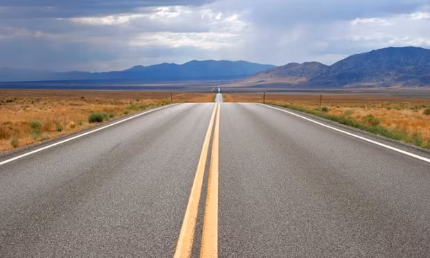 Con đường cô đơn nhất hay còn gọi đường cao tốc 50 ở Nevada, Mỹ kéo dài từ Sacramento, California đến Ocean City, Maryland, băng qua những thung lũng sa mạc hẻo lánh, vắng vẻ và thẳng tắp.