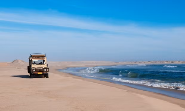 Đường ven biển Bộ Xương, Namibia hay còn gọi đường ven biển C34 kéo dài từ vùng Swakopmund đến biên giới Angola sẽ đưa du khách đi qua vùng sa mạc vắng vẻ nằm ngay sát bờ biển tạo nên khung cảnh tuyệt đẹp. Khi đi về phía Bắc, mọi người sẽ đi qua Khu bảo tồn hải cẩu Cape Cross và có thể nhìn thấy hàng nghìn con hải cẩu nằm ngủ trên cát và phía cuối đường là Công viên ven biển quốc gia Namibia.
