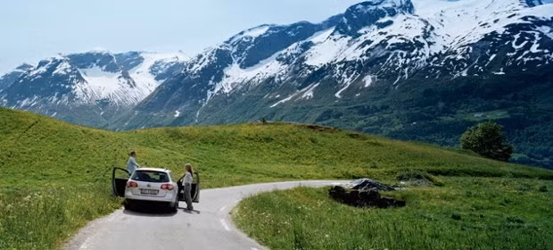 Đường núi Old Strynefjell, Na Uy chạy xuyên qua vùng Fjord là một trong những cung đường đẹp nhất thế giới. Cung đường này được đánh giá là kiệt tác của kỹ thuật làm đường. Điều đặc biệt là đường núi Old Strynefjell đóng cửa vào mùa đông nhằm đảm bảo an toàn cho người lái xe và mở cửa hoạt động vào mùa hè.