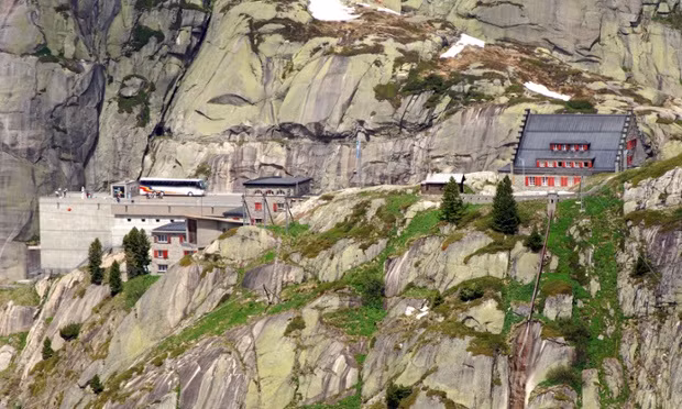 Đường Grimsel, Thụy Sĩ dài khoảng 37 km nối liền châu thổ sông Rhone với châu thổ Haslital của sông Aar. Cung đường này cũng đóng cửa vào mùa đông vì lý do đảm bảo an toàn cho con người khi đi qua đây.