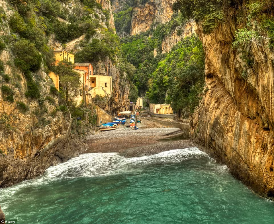 Furore là một ngôi làng cổ kính ở Italy nổi bật với những ngôi nhà rực rỡ sắc màu treo khá nhiều tranh vẽ. Ngôi làng này nằm khá tách biệt với thế giới bên ngoài nên từng được mệnh danh là "ngôi làng không tồn tại". Chính vì vậy, thị trưởng vùng này quyết định khiến ngôi làng Furore xuất hiện trên bản đồ thế giới bằng cách ra lệnh sơn những màu sắc rực rỡ cho các ngôi nhà để mọi người có thể nhìn thấy nơi đây từ con đường ven biển.