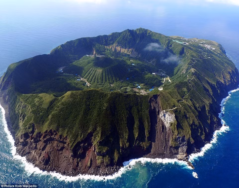 Khu định cư Aogashima nằm bên trong miệng một hòn đảo núi lửa nhiệt đới thuộc biển Philippines. Lần cuối cùng núi lửa này hoạt động là vào thập niên 1780. Khi đó, một nửa dân số trên đảo thiệt mạng. Hiện nơi đây có khoảng 200 cư dân sinh sống.