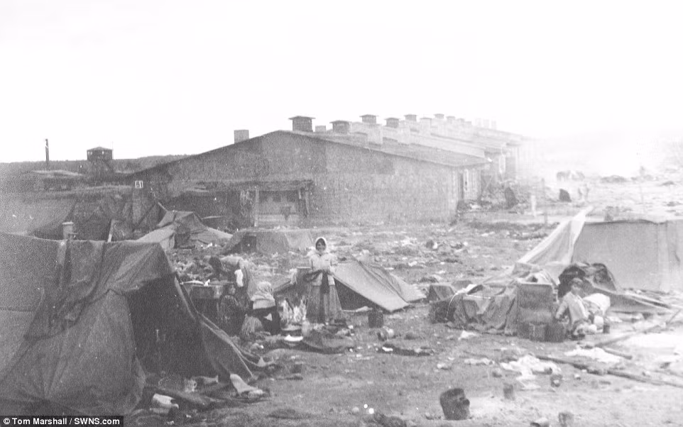 Những tù nhân may mắn sống sót sau khi quân đồng minh giải phóng trại Bergen-Belsen trông gầy gò, ốm yếu. Đây là nơi Anne Frank nổi tiếng với cuốn nhật ký qua đời.