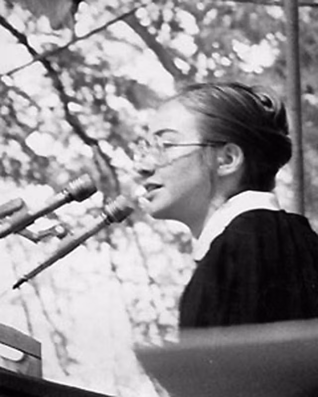 Cựu Ngoại trưởng Mỹ Hillary Clinton có buổi phát biểu ấn tượng tại Đại học Wellesley năm 1969.