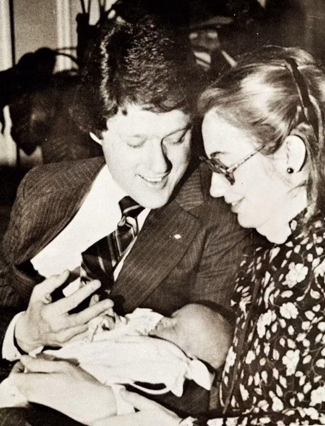 Bà Clinton và chồng - cựu Tổng thống Bill Clinton rạng rỡ hạnh phúc trong ngày đón con gái đầu lòng từ bệnh viện trở về nhà năm 1980. Cựu Ngoại trưởng Clinton đã hạ sinh cô con gái đầu lòng đặt tên Chelsea Victoria Clinton - hai năm sau khi bà trở thành phu nhân Thống đốc bang Arkansas.