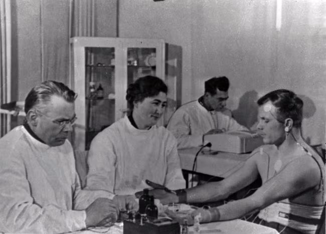 Phi hành gia Gagarin kiểm tra sức khỏe trước chuyến bay vào vũ trụ.