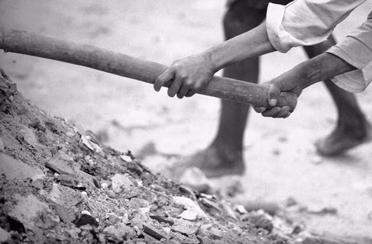 Bàn tay vất vả của người dân trong công cuộc xây dựng lại đường xá, nhà ở... sau khi những công trình này bị phá hủy do chiến sự ác liệt.