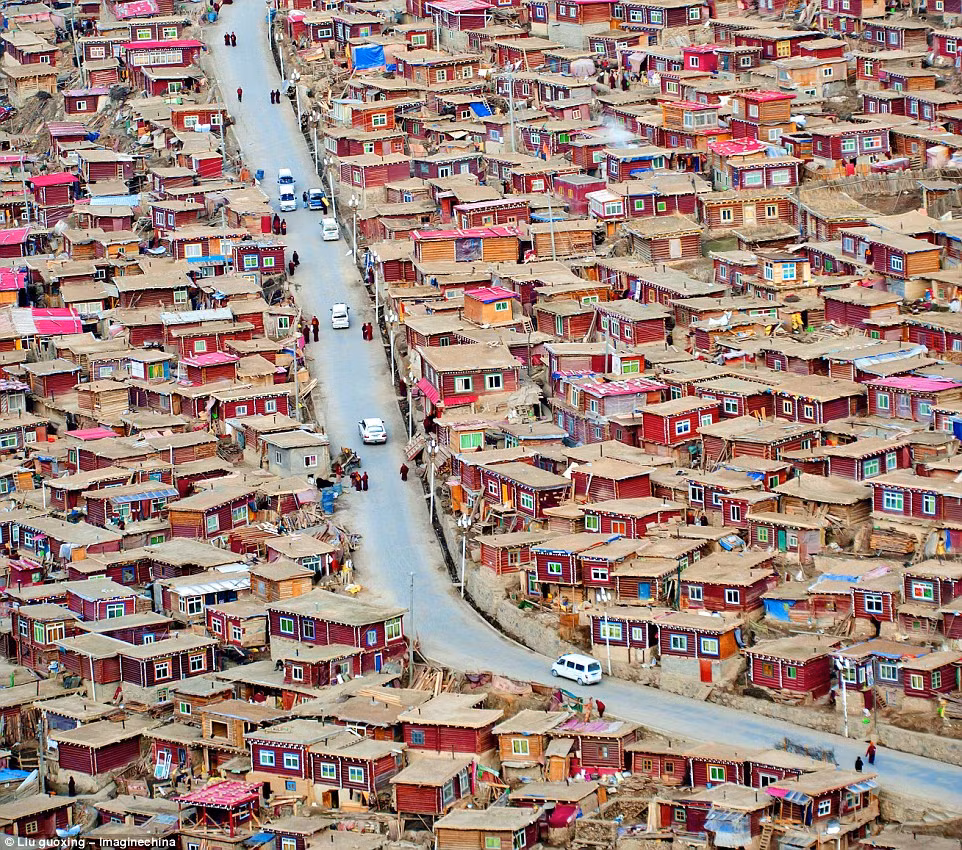Để đến Học viện Larung Gar nằm cách thành phố Thành Đô khoảng 650 km, mọi người thường mất khoảng 20 giờ trên xe mới đến nơi.