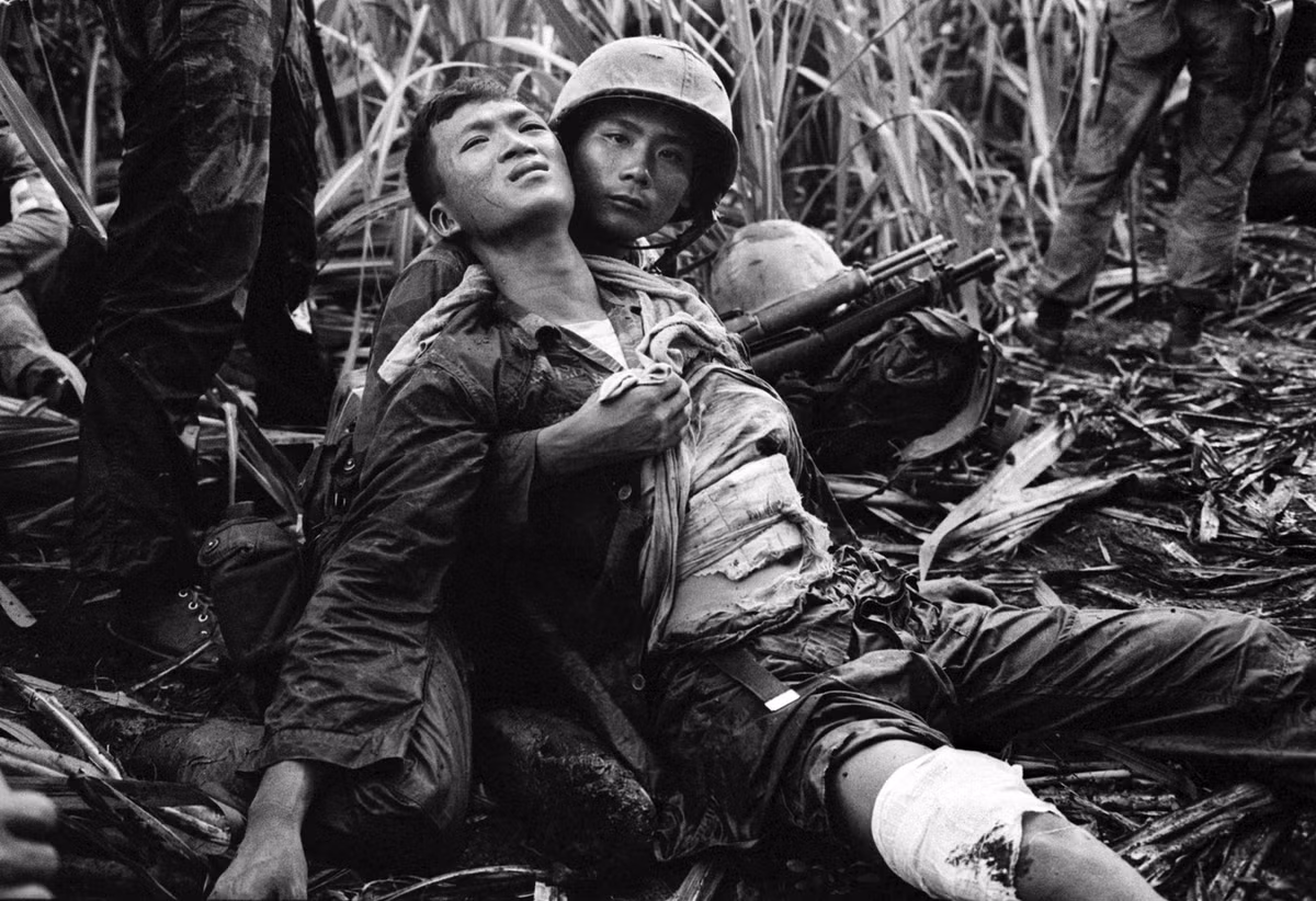 Lính thủy quân lục chiến Sài Gòn bị thương, ảnh chụp ngày ngày 5/8/1963.