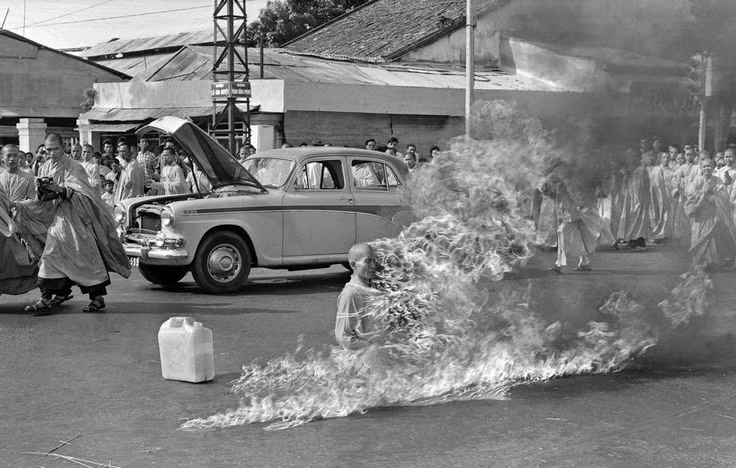 Hình ảnh hòa thượng Thích Quảng Đức tự thiêu trên đường phố Sài Gòn ngày 11/6/1963 để phản đối chính quyền Ngô Đình Diệm đàn áp Phật giáo. Đây là một trong những bức ảnh chiến tranh nổi tiếng thế giới.