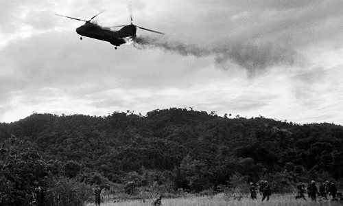Trực thăng CH-46 Sea Knight của Mỹ bốc cháy và chuẩn bị lao xuống khu rừng sau khi bị Quân đội Giải phóng bắn hạ trong chiến dịch Hastings (hay còn gọi Chiến dịch Lam Sơn 289) ngày 15/7/1966.