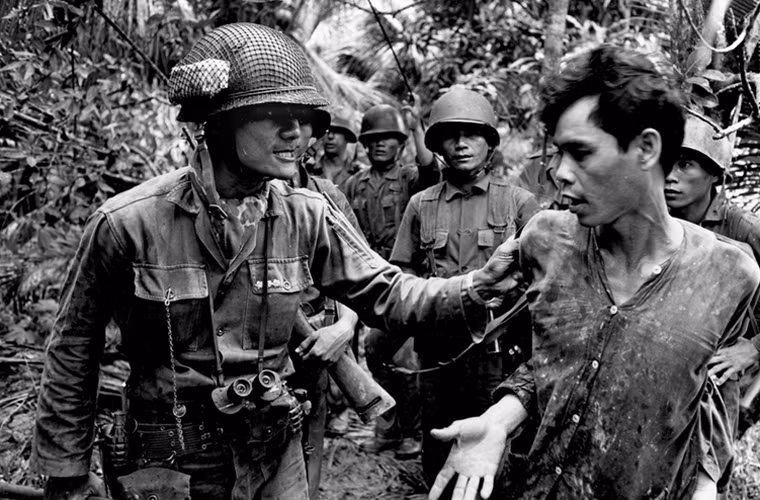 Lính Mỹ bắt người ở khu vực Đồng bằng sông Cửu Long năm 1965.