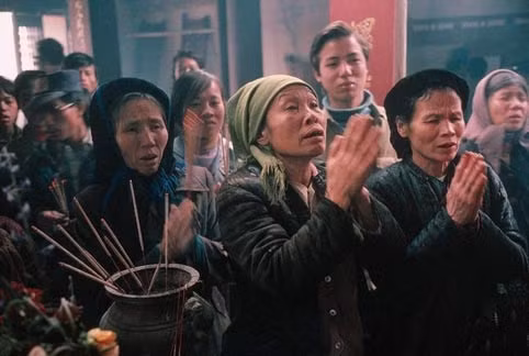Người dân đi lễ chùa trong dịp Tết âm lịch.