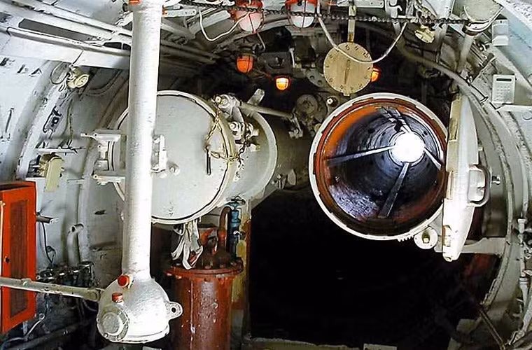 Còn đây là hai ống phóng ngư lôi ở đuôi tàu ngầm diesel-điện 613. Cơ số ngư lôi trong tàu có thể lên tới 12 quả. Ngoài ra, tàu có thể làm nhiệm vụ rải thủy lôi tối đa 22 quả. Nguồn ảnh: Wikipedia