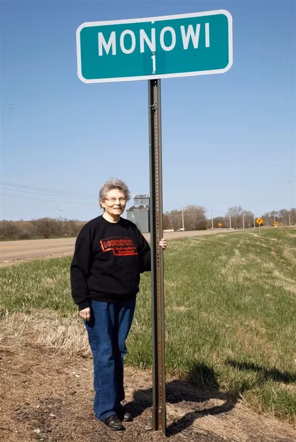 Monowi, Nebraska được coi là thị trấn một người khi hiện chỉ có một người dân sinh sống là bà Elsie Eller gần 80 tuổi. Bà là thị trưởng, kiêm thủ quỹ và quản lý ngân khố của thị trấn.