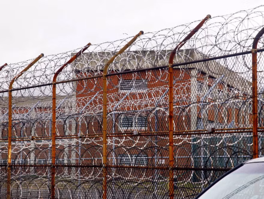 Theo Thị trưởng thành phố New York Bill de Blasio, sau khi đóng cửa nhà tù Rikers Island, bước tiếp theo sẽ là giúp các tù nhân hòa nhập tốt hơn vào cộng đồng sau khi họ mãn hạn tù.