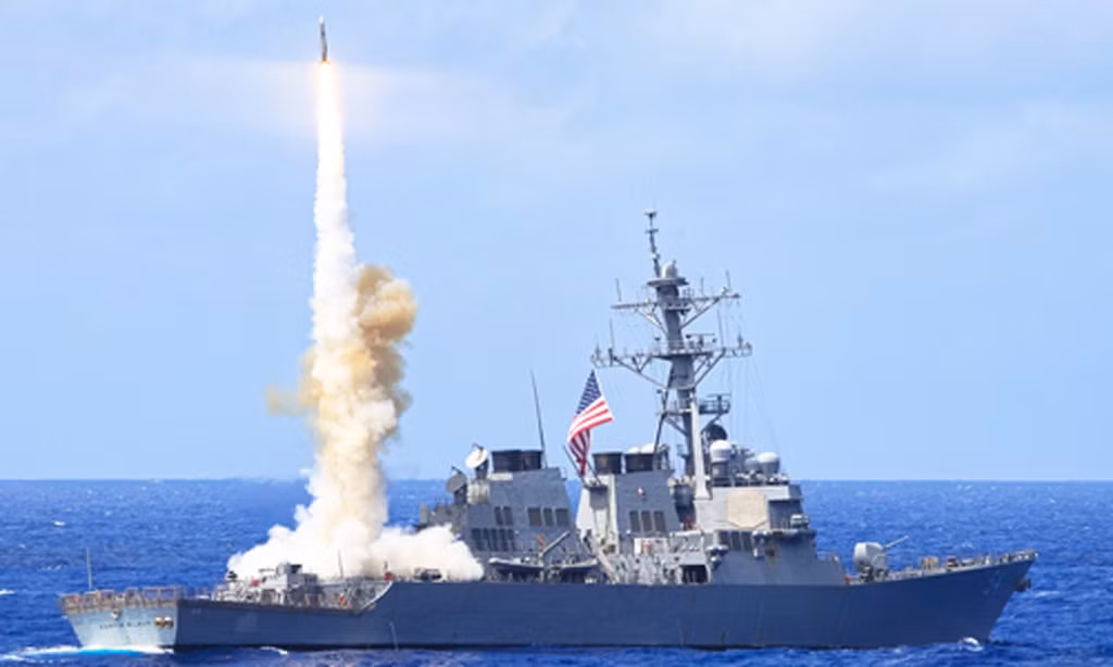 Đối với thiết bị điều khiển dẫn đường bay cho tên lửa: Thiết bị này chủ yếu gồm một rada dẫn đường hoặc thiết bị dẫn đường hồng ngoại. Thiết bị này có nhiệm vụ nhận yêu cầu chỉ huy tác chiến, thông qua thu thập các số liệu liên quan đến mục tiêu tấn công đồng thời so sánh dữ liệu/số liệu/tham số liên quan đến mục tiêu để dẫn đường chính xác cho tên lửa tấn công mục tiêu theo thời gian thực.