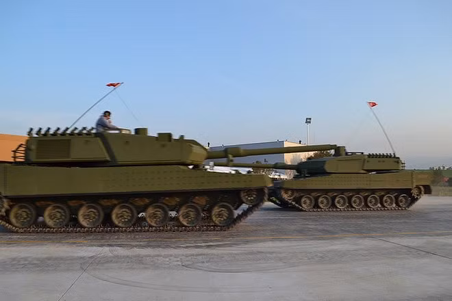 Vũ khí phụ của xe tăng Altay bao gồm 1 súng máy đồng trục 7,62 mm và 1 súng máy hạng nặng 12,7 mm lắp trên tháp pháo được điều khiển từ bên trong.