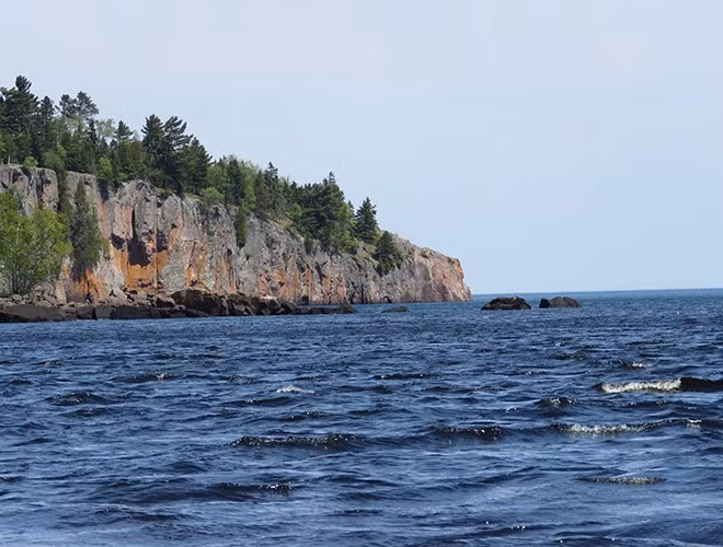 Hồ Superior là hồ sâu nhất trong Ngũ Đại Hồ (Great Lakes) gồm 5 hồ nước lớn ở Bắc Mỹ, trải dài từ phía Bắc nước Mỹ tới phía Nam Canada. Nơi này cũng từng gắn với một số vụ mất tích bí ẩn trong nhiều năm qua.