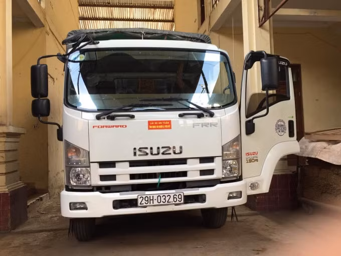 Chiếc xe được anh Miền mua tại đại lý Isuzu Long Biên.