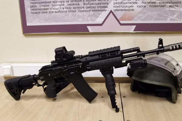 AK-74M dự kiến có độ chính xác tăng thêm 50% với khoảng cách bắn 300 m vào mọi thời điểm trong ngày và các điều kiện thời tiết khác nhau.